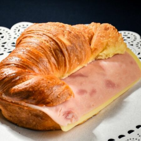 Medialuna con jamón y queso